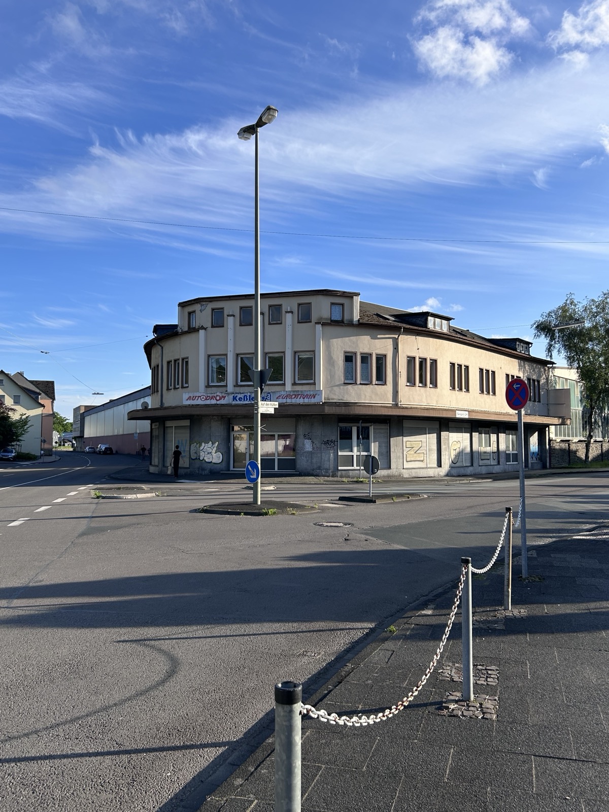 Bild eines großen, runden Hauses an einer Kreuzung in Weidenau. Fotografiert und zur Verfügung gestellt durch Ana